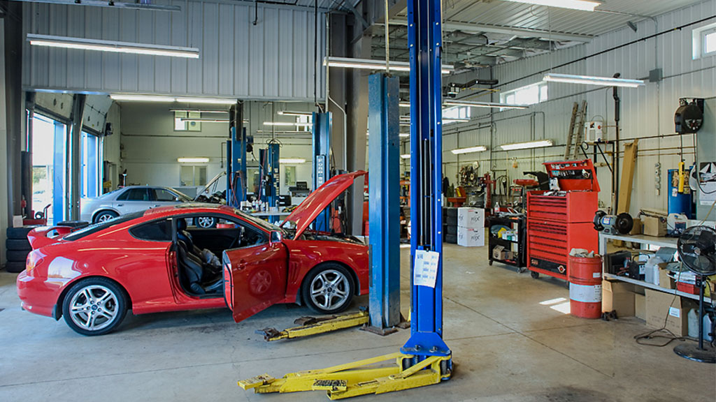 U-Build Mid-sized rigid frame structures are ideal for local car servicing centers, where the workshop is often connected to a small office space.