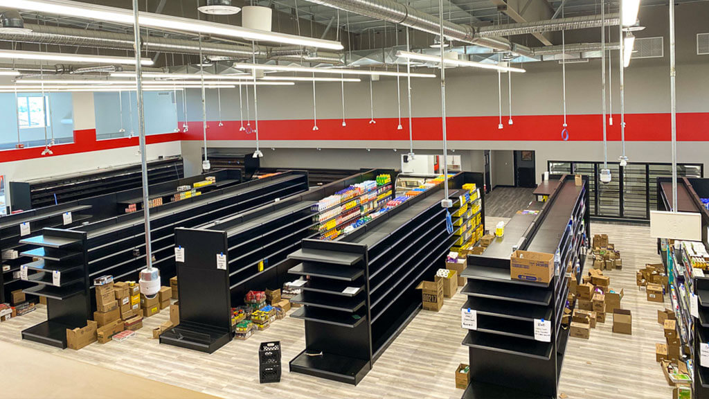 U-Build Discrètement aménagée sur le côté de ce magasin d’alimentation se trouve une mezzanine fermée, qui est offerte en option avec n’importe quel bâtiment en acier de U-Build.
