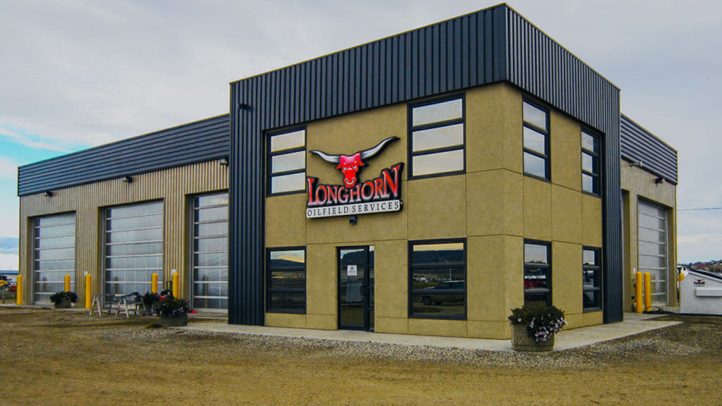 U-Build Cette entreprise de services pétroliers abrite son point de vente dans un bâtiment à ossature rigide, qui comprend trois postes de travail de mécanique et un bâtiment pour les bureaux.