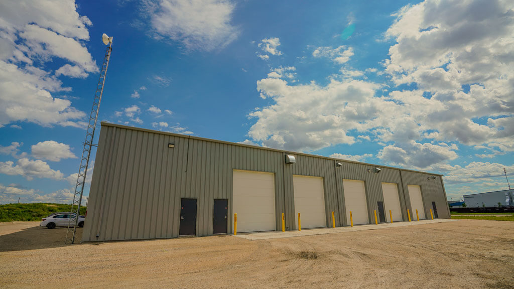 U-Build Voici un bâtiment conçu sur mesure pour une entreprise de services de vidange de fosses septiques et de plomberie, comprenant cinq postes de travail pour l’entretien des camions de vidange de fosses septiques.
