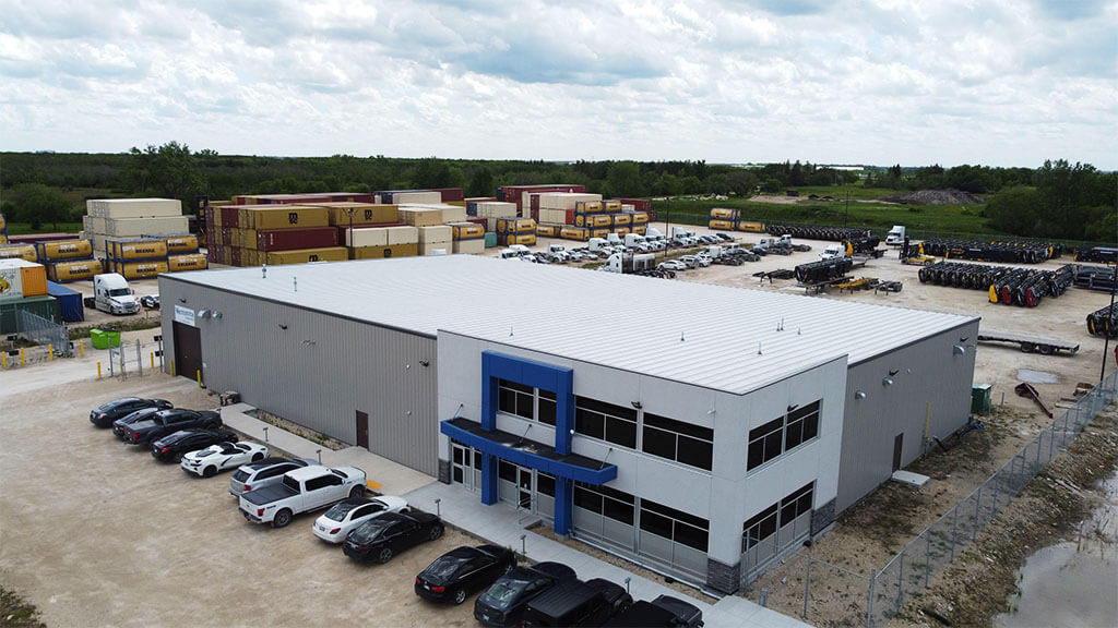 U-Build Les bâtiments à ossature rigide préfabriqués sont présents dans la majorité des secteurs d’activité partout au pays, car ils représentent une option économique pour la construction en acier. Voici un centre logistique avec un entrepôt.
