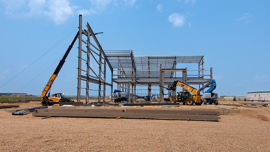 U-Build Découvrez la rapidité de construction de nos structures à ossature rigide. Grâce à notre système de pinces présoudées et à nos joints entièrement boulonnés, vous bénéficiez d’un ajustement optimal, tout en réduisant les coûts et le temps de montage.
