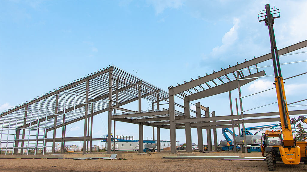 U-Build Notre structure à ossature rigide permet d’aménager des espaces intérieurs entièrement dégagés d’un maximum de 330 pieds de largeur et de plus de 100 pieds de hauteur. C’est idéal pour les projets d’industrie lourde, mais aussi, comme dans ce cas, pour les centres de conférence à aire ouverte.

