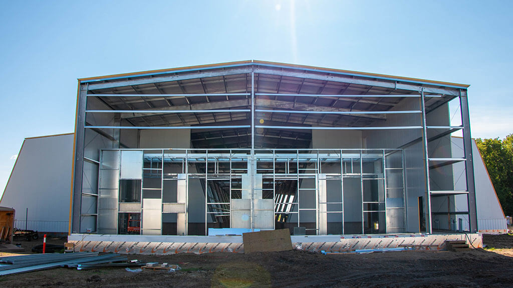 U-Build Nos structures à ossature rigide s’agencent parfaitement avec nos panneaux métalliques isolés ARTSPAN. Ici, vous pouvez voir un entrepôt de pommes de terre prendre forme avec l’installation des panneaux métalliques isolés en une seule étape pour achever le bâtiment.
