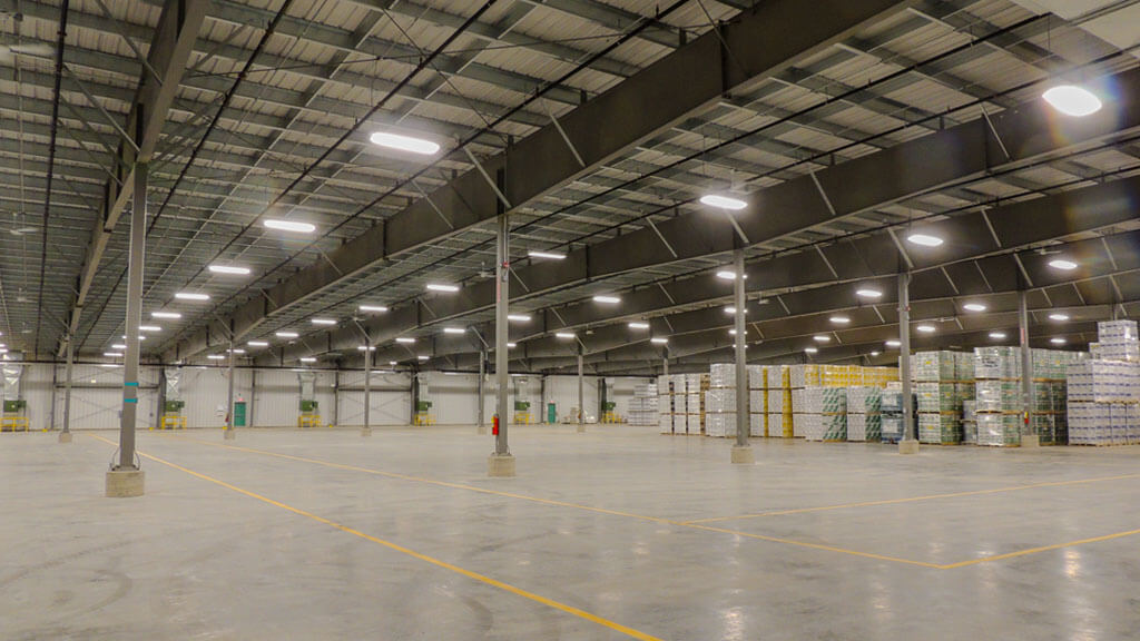 U-Build Voici une photo de l’intérieur d’un bâtiment de services logistiques et d’entreposage qui montre l’espace ouvert exceptionnel que vous pouvez obtenir avec un bâtiment préfabriqué.