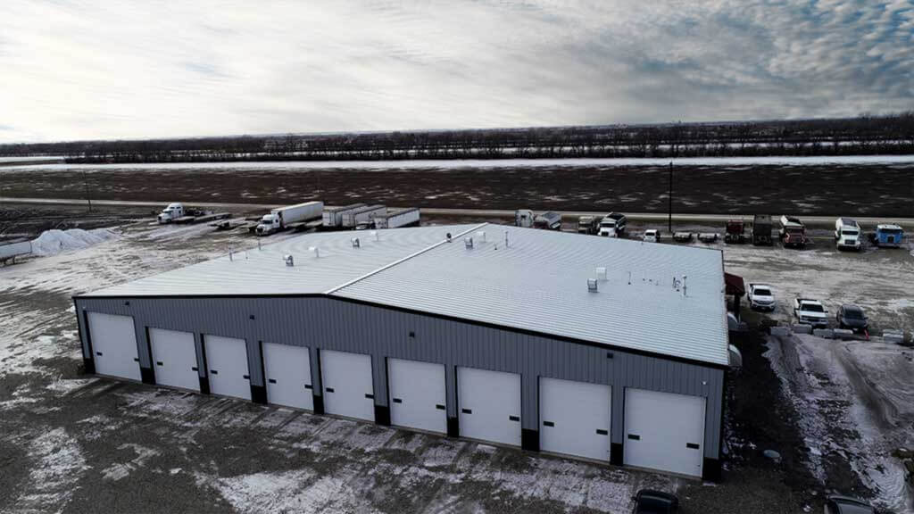 U-Build U-Build peut concevoir des bâtiments en acier préfabriqués de petite, moyenne, grande et très grande taille. Voici un exemple : le bâtiment de 18 Wheeler Parts, dans la vallée de Pembina, à la frontière du Canada et des États-Unis.
